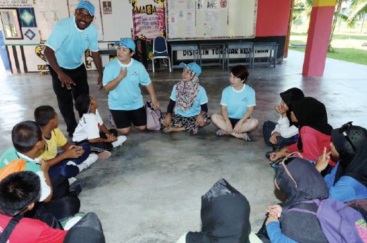  LATIHAN dalam kumpulan membolehkan pelajar sekolah bertukar pendapat mengenai pemuliharaan alam sekitar di Pulau Redang.