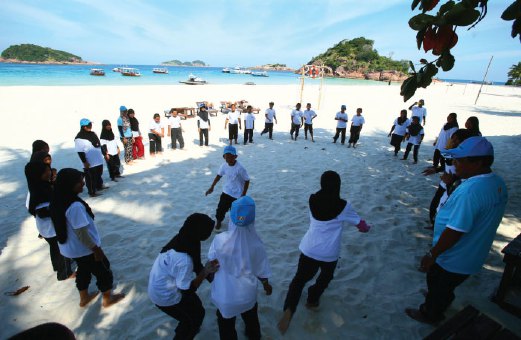 PELAJAR Sekolah Kebangsaan Pulau Redang gembira mengikuti aktiviti anjuran F&amp;N SOS.