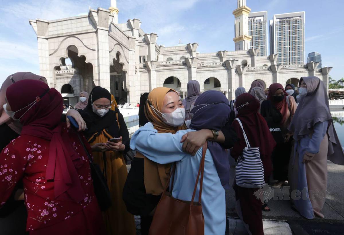 KEGEMBIRAAN jemaah wanita bertemu rakan taulan selepas selesai menunaikan solat sunat Aidilfitri di Masjid Wilayah Persekutuan, Kuala Lumpur. FOTO Mohamad Shahril Badri Saali