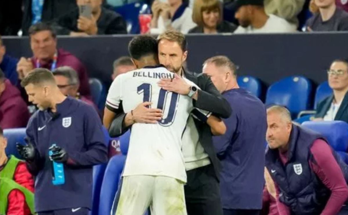 PENGENDALI England, Gareth Southgate memeluk Jude Bellingham selepas pemain itu meledak gol tunggal perlawanan di minit 13. FOTO Agensi