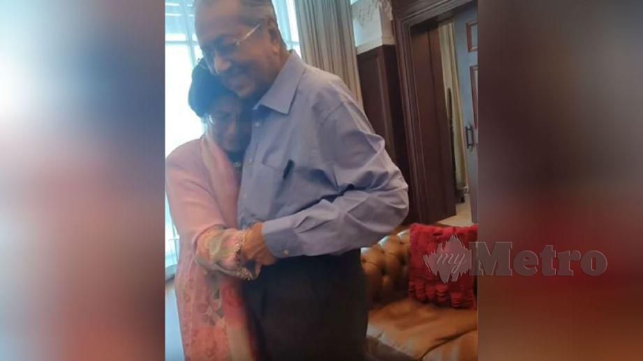 DR Mahathir dipeluk erat isterinya. FOTO chedetofficial. 