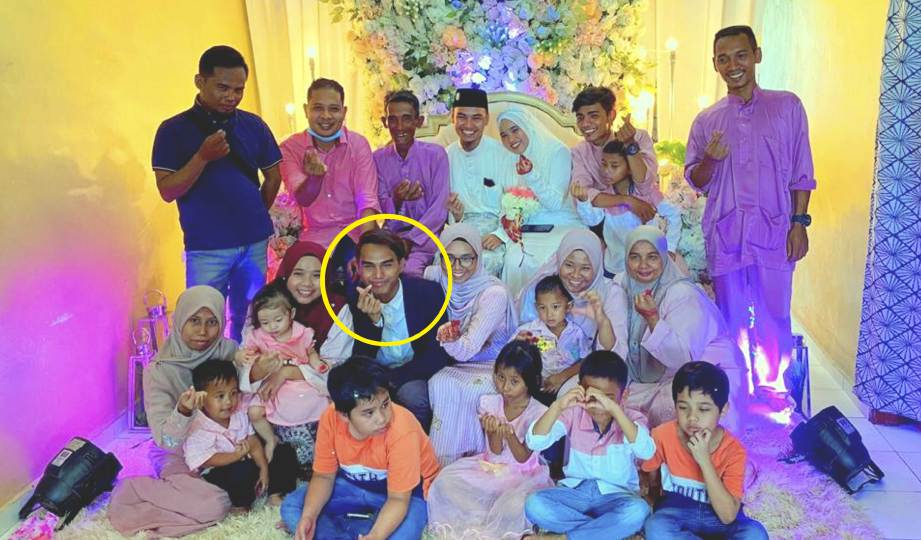 MUHAMMAD Hidahyat (bulatan) bertemu keluarga kandungnya buat kali pertama ketika majlis perkahwinan kakaknya di Bangi, Selangor.