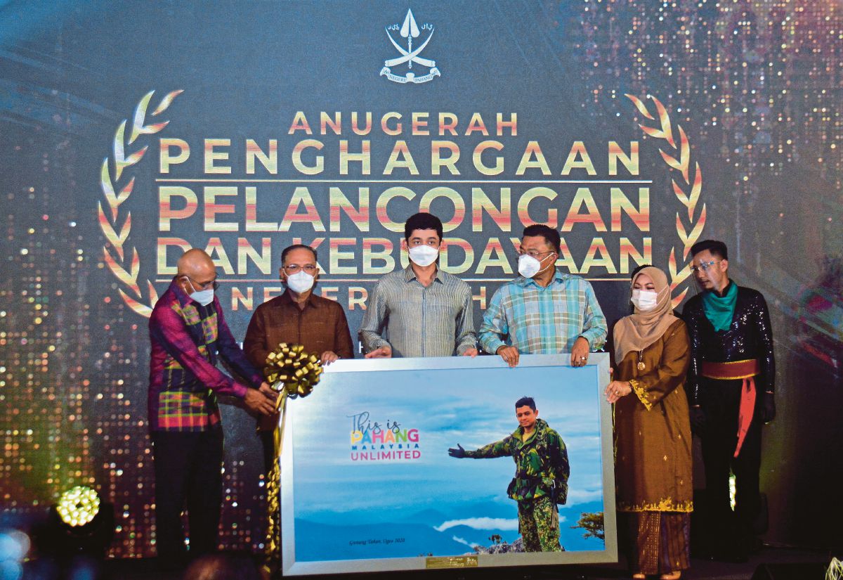 TENGKU Hassanal (tiga, kiri) berkenan menerima potret baginda di puncak Gunung Tahan sejurus selesai menyempurnakan Majlis Pelancaran This Is Pahang 2022 - Unlimited. FOTO BERNAMA 