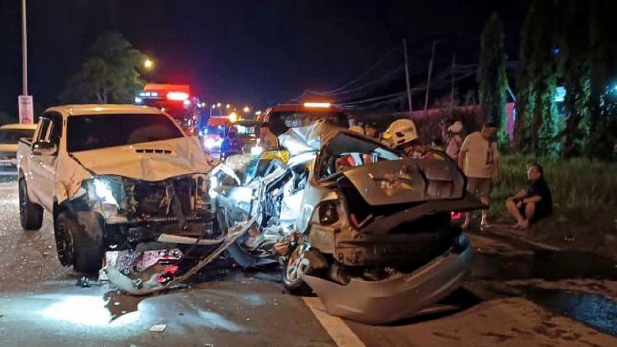 KEADAAN kedua-dua kenderaan yang terbabit kemalangan. 