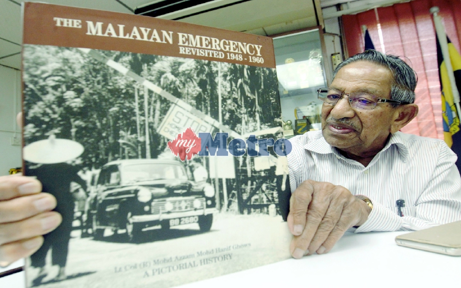 Mohd Yussof menunjukkan buku <i>The Malayan Emergency Re-visited 1948-1960</i> yang sepatutnya dibaca oleh golongan muda. FOTO Danial Saad