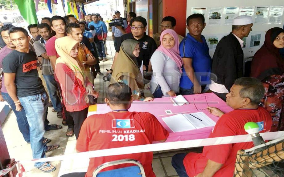 Ahli-ahli PKR beratur panjang pada proses pemilihan parti di Cabang Pengkalan Chepa. FOTO Nik Abdullah Nik Omar
