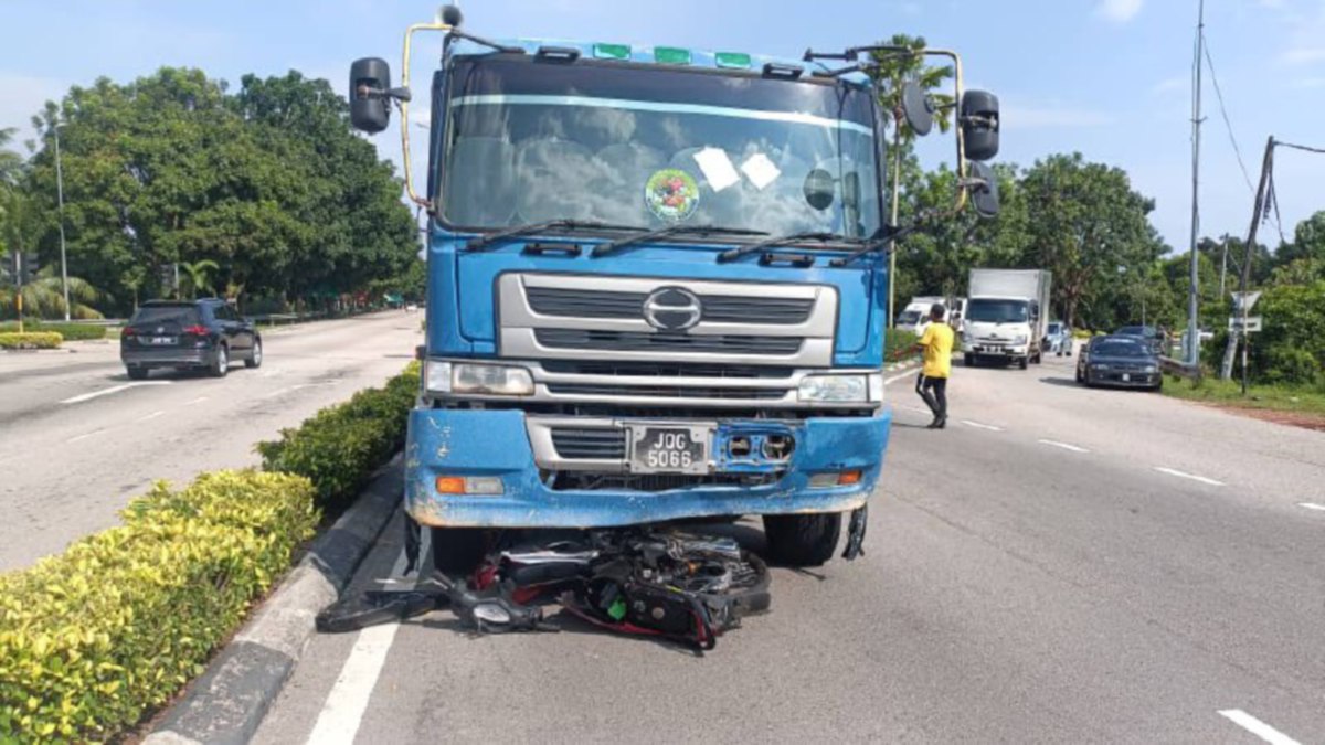 KEADAAN lori dan motosikal yang terbabit kemalangan di persimpangan lampu isyarat Lebuh Alor Gajah-Melaka Tengah-Jasin (AMJ) di Parit Putat, Sungai Rambai hari ini. FOTO Ihsan Polis
