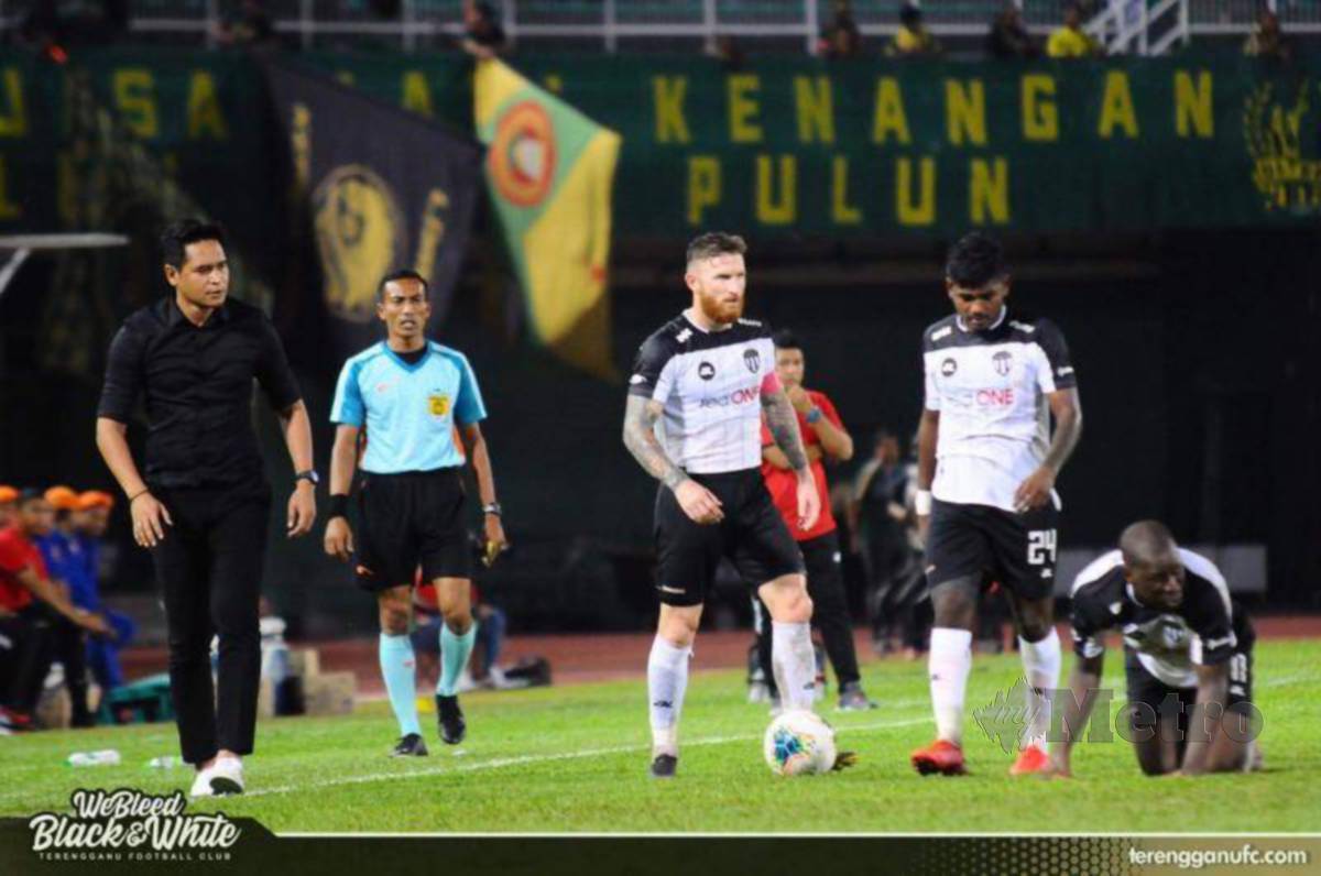 Nafuzi Zain (kiri) memberi arahan kepada pemain dalam salah satu aksi Liga M. FOTO Ihsan TFC