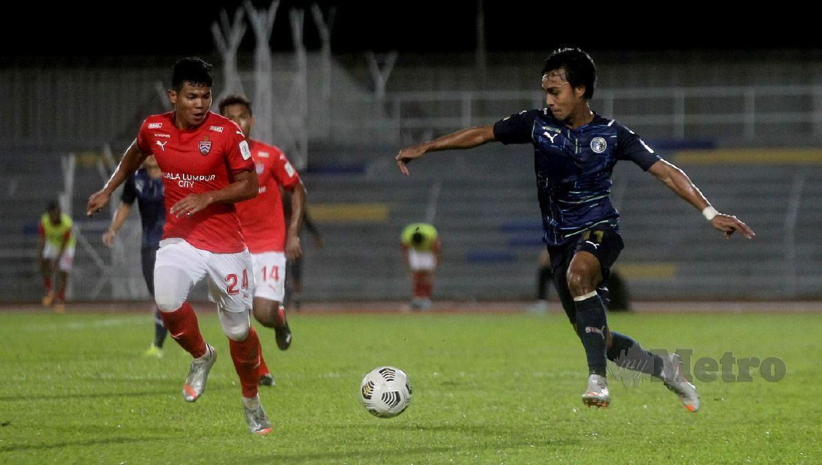 PEMAIN Penang FC, Amer Azahar (kanan) diasak pemain KL United, Abdul Azim Rahim di Stadium Bandaraya Pulau Pinang. FOTO  Danial Saad