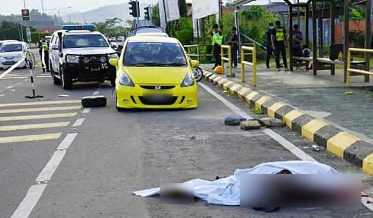 MAYAT lelaki ditemui terbaring dengan beberapa kesan tetakan dan tikaman di badannya di tepi jalan berhadapan SMK Bahang, Penampang. 
