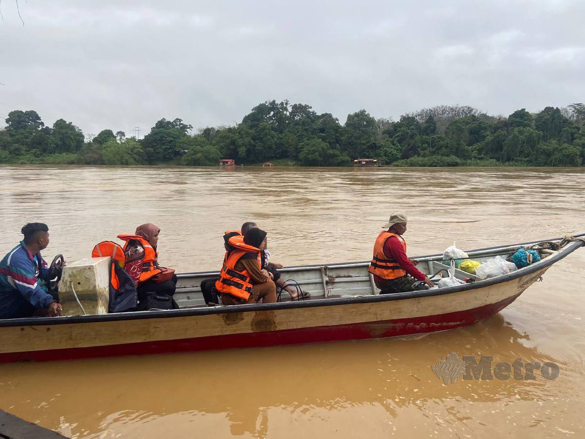 Penduduk terpaksa menggunakan bot tambang selepas perkhidmatan feri dihentikan seketika operasinya susulan kenaikan paras air Sungai Kelantan di Kuala Krai sejak empat hari lalu. FOTO HAZIRA AHMAD ZAIDI