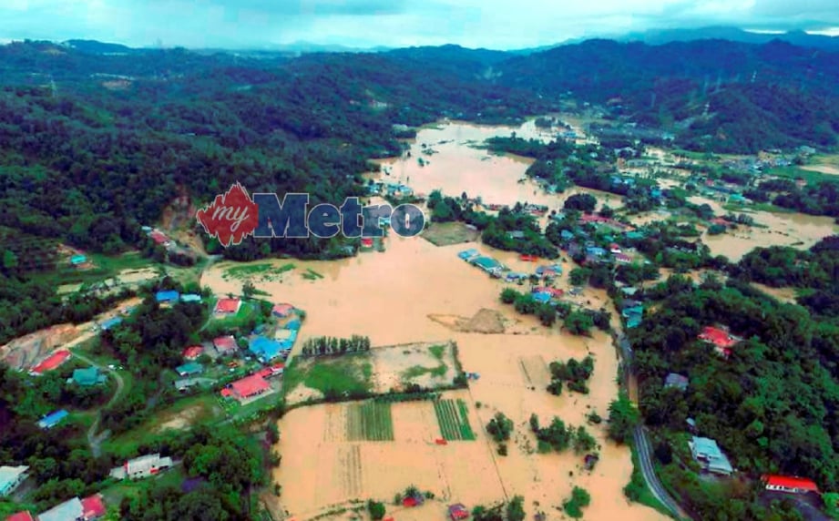 KEADAAN banjir di Penampang. FOTO Ihsan Pembaca 