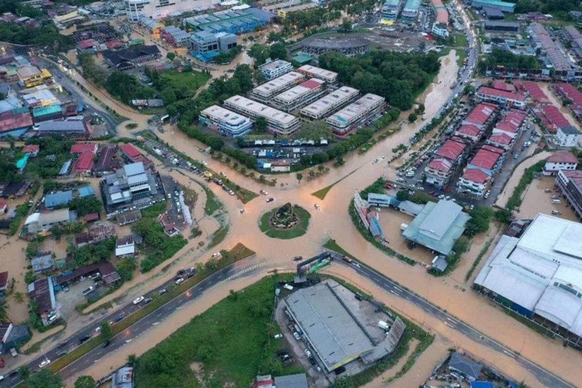 KEADAAN banjir di Penampang. FOTO Facebook Penampang Bulletin 