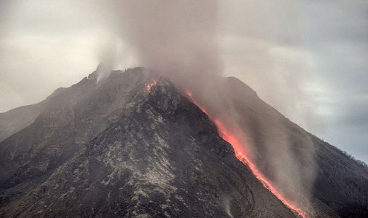 LAHAR panas mengalir dari kawah Sinabung selepas gunung berapi itu aktif semula pada 2010.