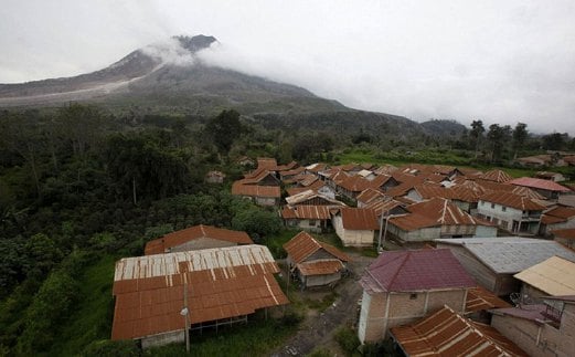 PEMANDANGAN di kampung Sukanalu di kaki Gunung Sinabung yang kini tidak berpenghuni.