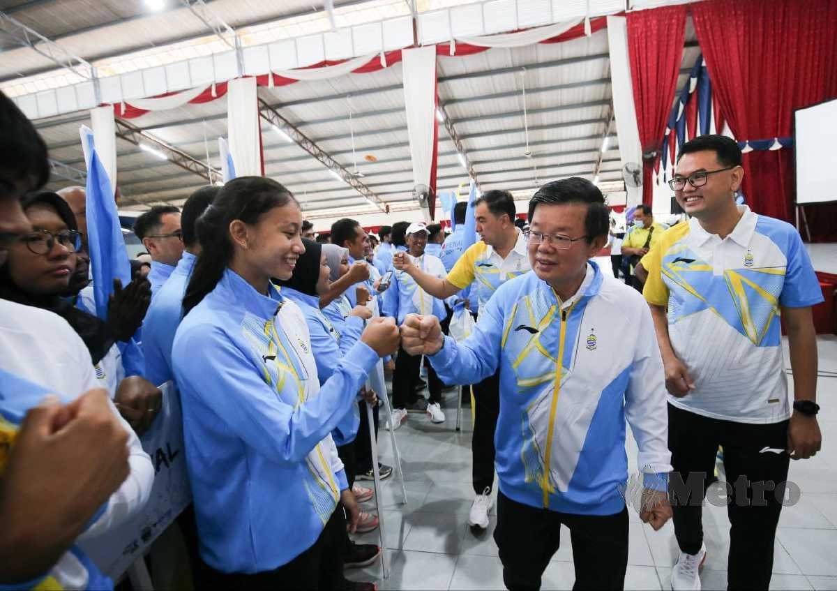 KETUA Menteri Pulau Pinang, Chow Kon Yeow (dua dari kanan) beramah mesra dengan atlet Pulau Pinang ke Sukma. FOTO MIKAIL ONG