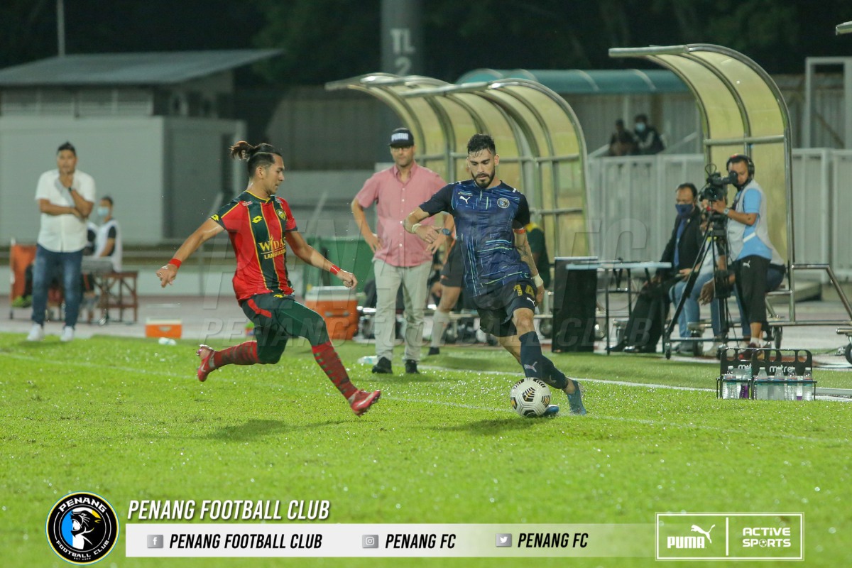 TRUCHE (tengah) ketika perlawanan semalam. FOTO Penang Football Club