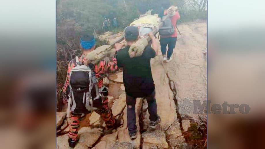 Anggota PBB MOSAR mengusung mangsa yang cedera selepas terjatuh ketika menuruni Gunung Kinabalu semalam. FOTO Ihsan JBPM