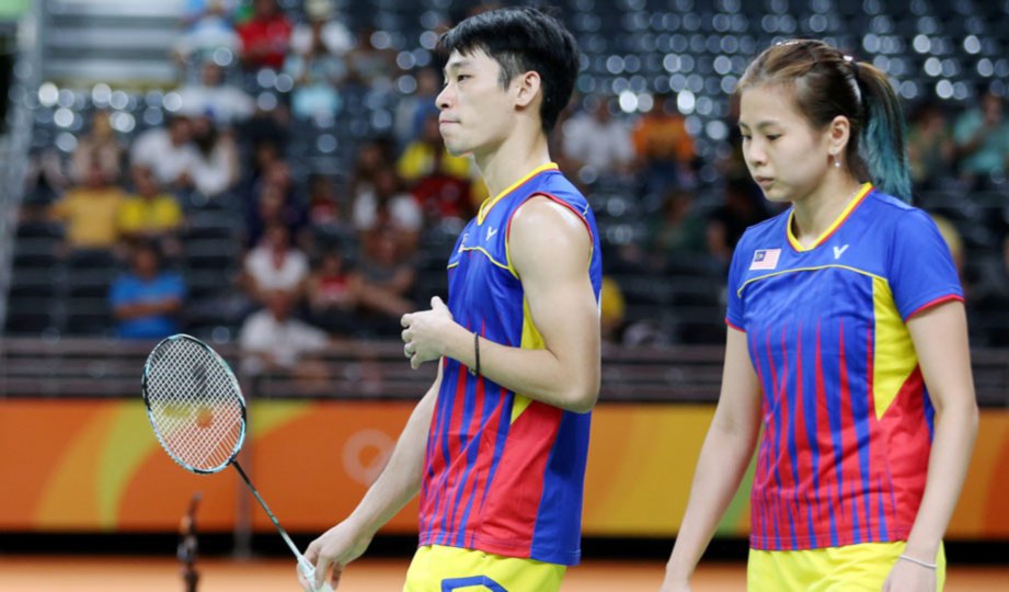 PENG Soon (kiri) kehilangan Liu Ying yang mengalami kecederaan. 