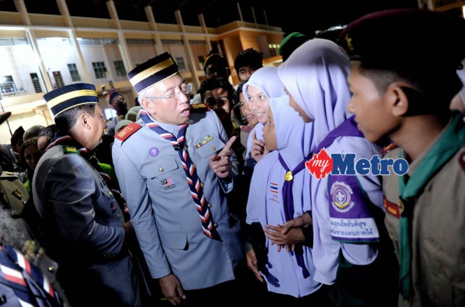 Mahdzir beramah mesra dengan pengakap yang menyertai Jambori Pengakap Negeri Kedah Kali Ke-5 dan Persaudaraan Antarabangsa 2017. FOTO Noorazura Abdul Rahman