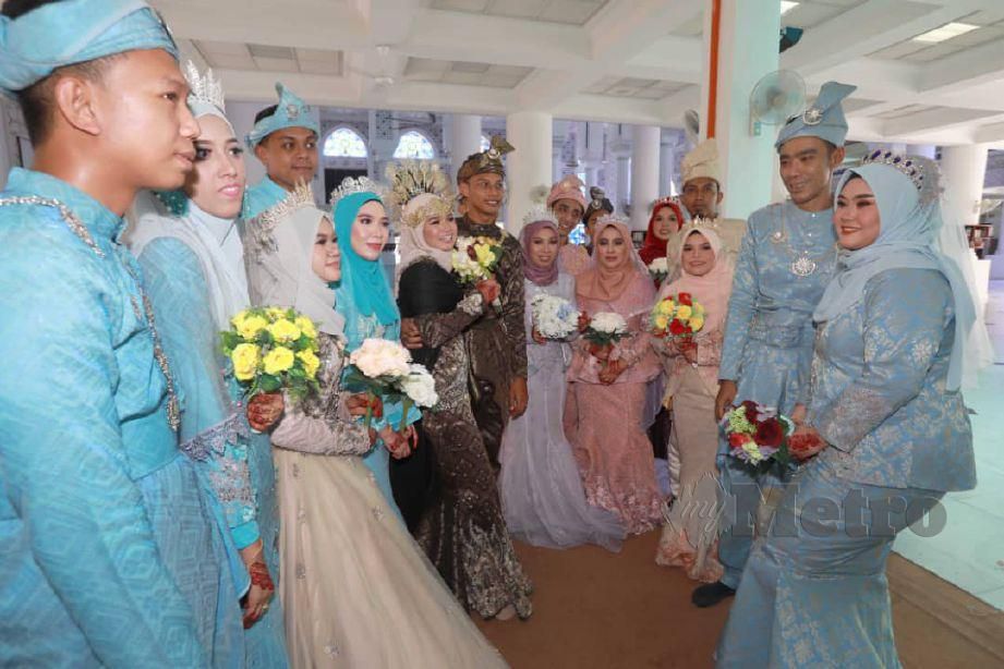 SEMBILAN pengantin baru yang diraikan pada majlis Raikan Cinta Perkahwinan Beramai-ramai, hari ini. FOTO Mohd Rafi Mamat.