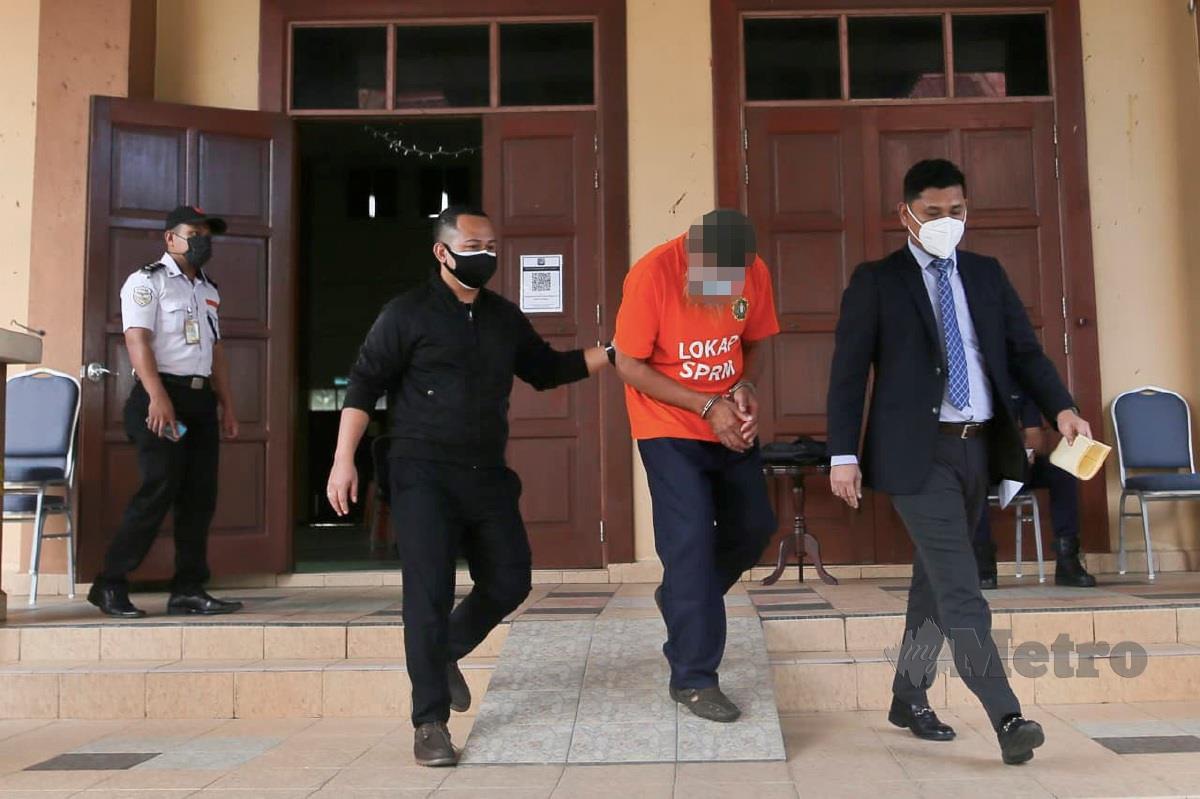 Pengerusi sebuah koperasi di Terengganu direman selama tujuh hari di mahkamah tinggi Sesyen dan Majistret Kuala Terengganu kerana disyaki menyalahgunakan kuasa dengan melantik anaknya sebagai pengurus sebuah syarikat milik koperasi.  FOTO GHAZALI KORI
