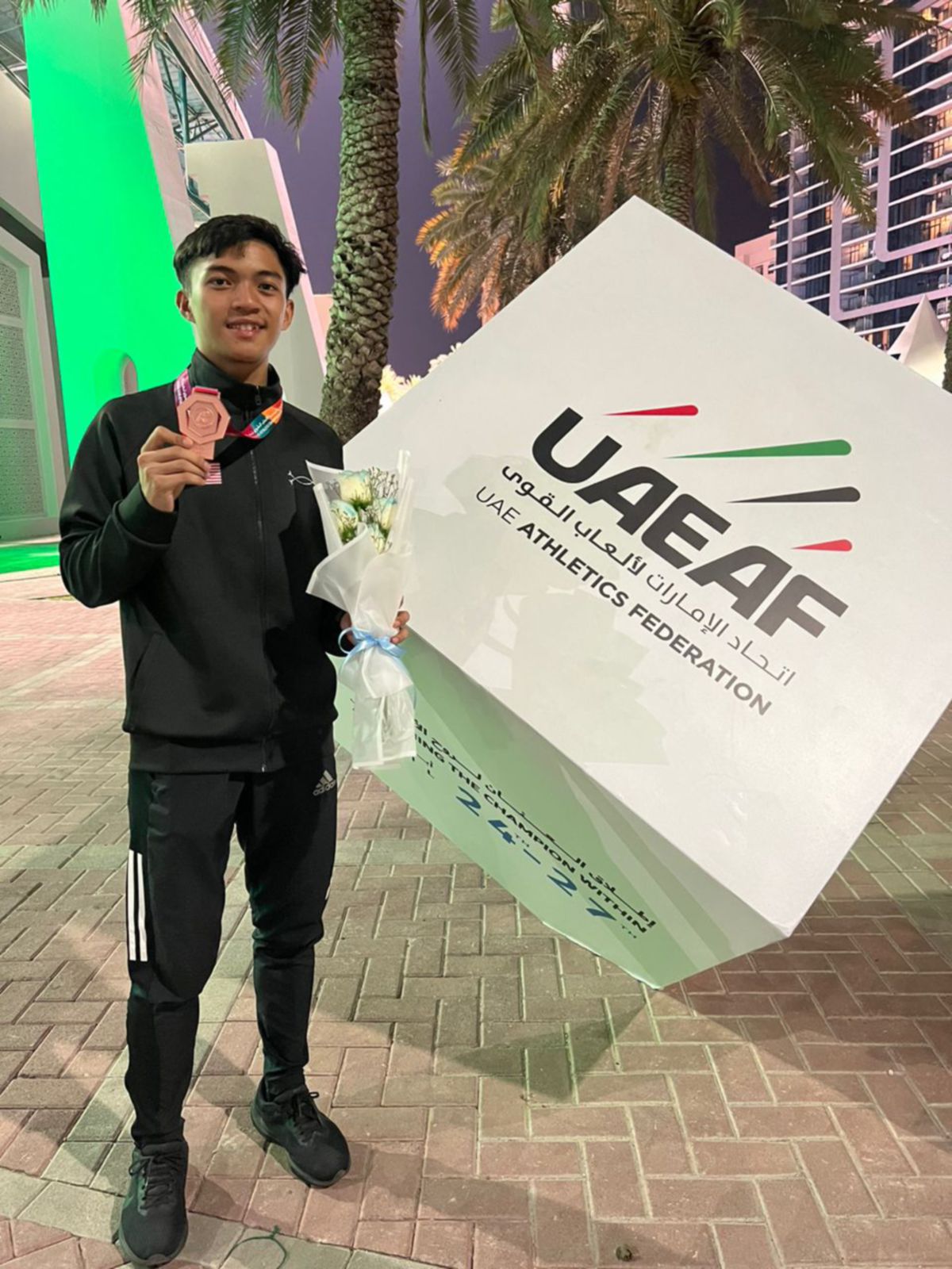 AIDIL bersama pingat gangsa yang dimenangi dalam acara 200m di kejohanan Kejohanan Olahraga Asia bawah 20 tahun (B-20) di Dubai, Emiriyah Arab Bersatu (UAE). FOTO JUMAIN TAEPE