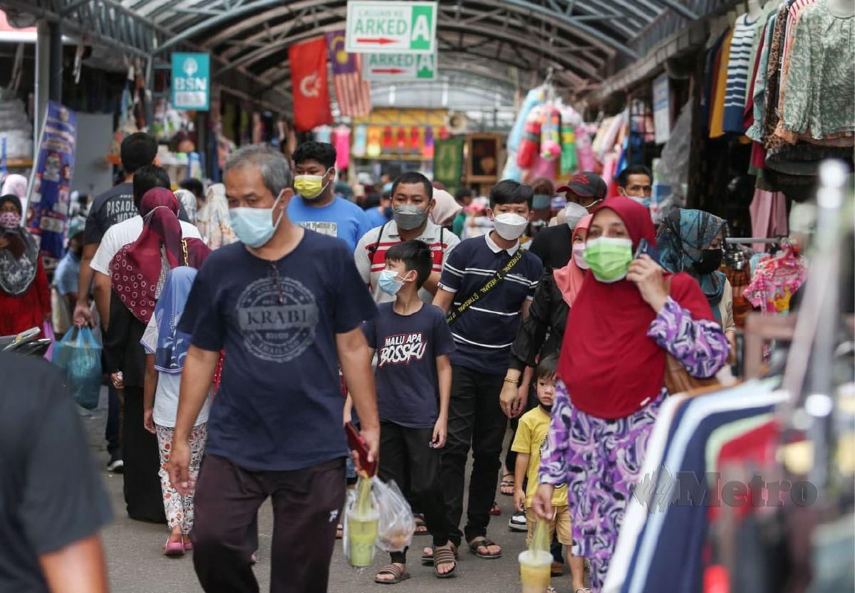 Kelihatan kesesakan orang ramai mengambil kesempatan mengunjungi di kawasan bebas cukai Pengkalan Kubor sempena cuti persekolahan. FOTO NIK ABDULLAH NIK OMAR