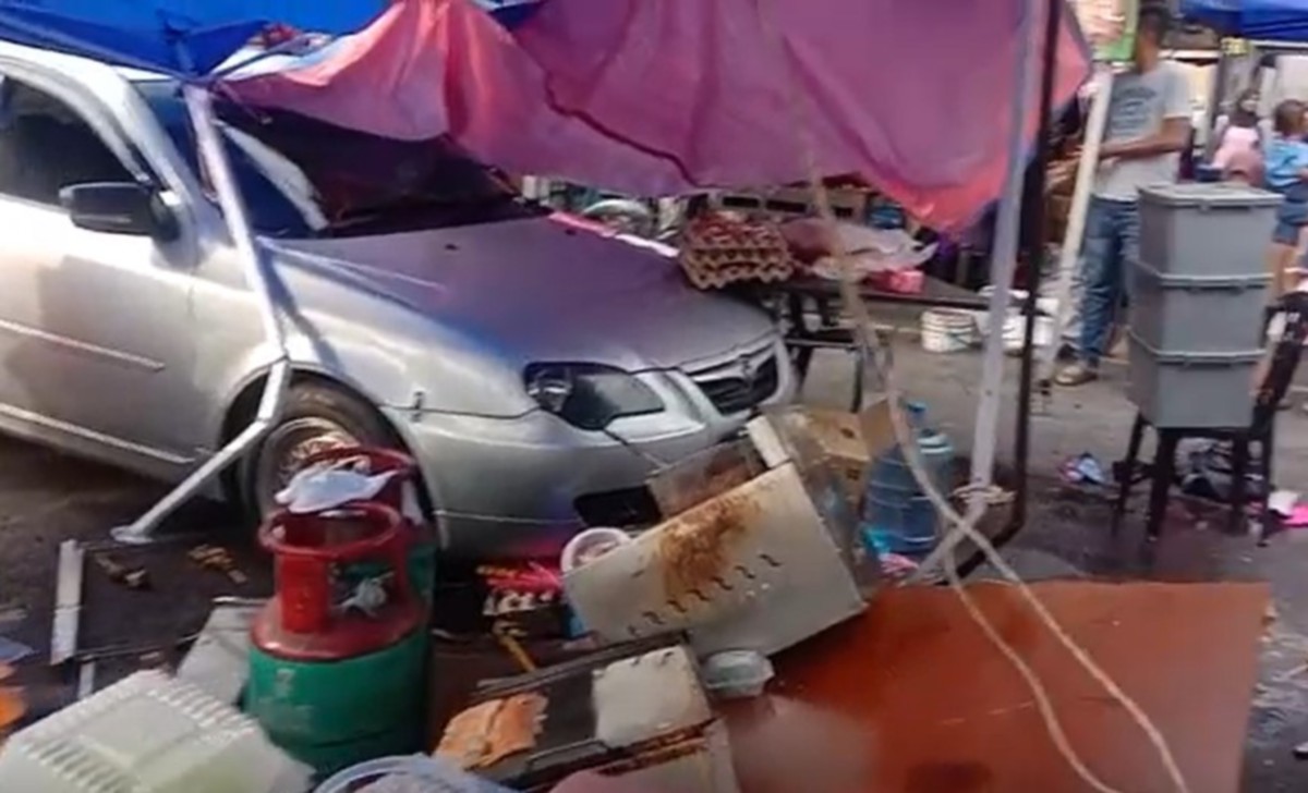 TANGKAP layar video menunjukkan keadaan sebuah gerai di bazar Ramadan Kuala Klawang selepas dilanggar kereta yang menggelongsor. VIDEO ihsan polis