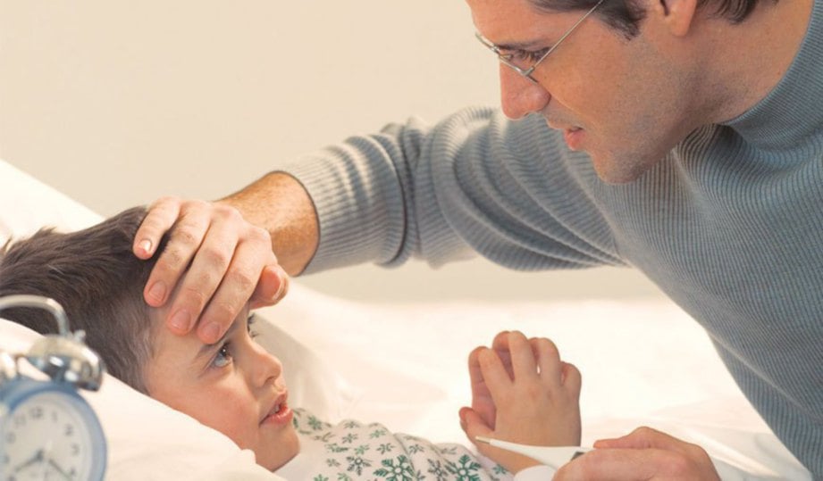 SEGERA dapatkan rawatan sekiranya si kecil tersayang mula menunjukkan tanda sakit kepala. – Gambar hiasan