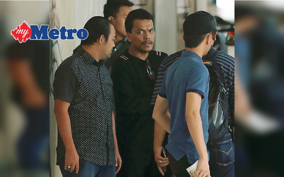 Ahmad Amiruddin (tengah) menghadapai tujuh pertuduhan menyalahgunakan wang berjumlah RM830,000 untuk aktiviti pelaburan pajakan hotel dan perdagangan kelapa sawit.  FOTO Zulfadhli Zulkifli 