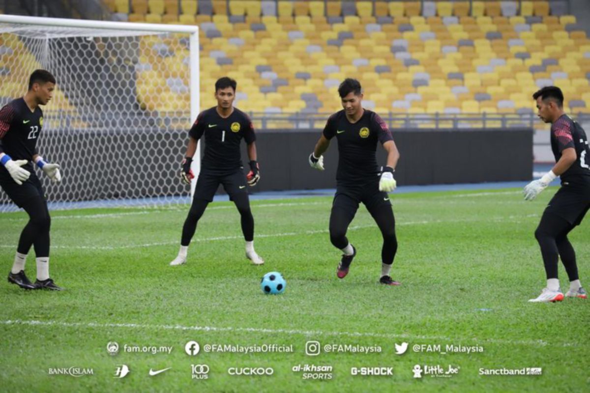 Rahadiazli Rahalim (tengah) ketiga menjalani latihan bersama penjaga gol skuad kebangsaan. FOTO FAM
