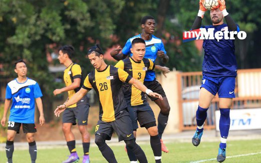  PENJAGA gol Harimau Malaysia, Khairul Fahmi Che Mat (kanan) menangkap kemas bola. 