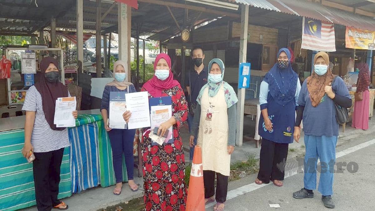 PENIAGA menunjukkan memorandum bantahan yuran bulanan dikenakan MPKj. FOTO Nurul Hidayah Bahaudin 