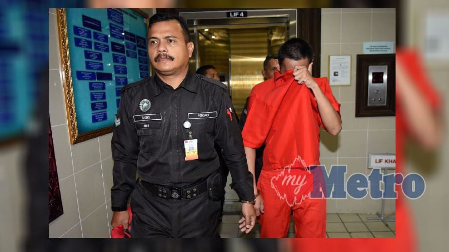 Tertuduh, Engku Muhammad Ajwad Engku Adnan, 22, mengaku tidak bersalah di Mahkamah Sesyen Kuala Terengganu, Terengganu atas pertuduhan merogol dan meliwat remaja bawah umur, dua tahun lalu. FOTO Syafiq Ambak.