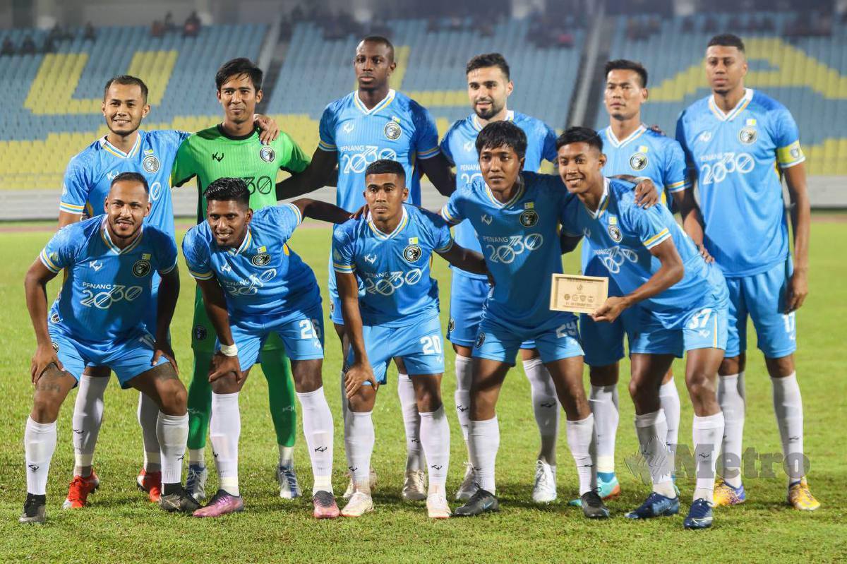 PEMAIN Penang FC bergambar sebelum perlawanan dalam  kejohanan Piala Harapan di Stadium Negeri Batu Kawan di sini. FOTO Danial Saad