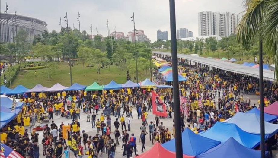 PENYOKONG mula membanjiri Stadium Nasional Bukit Jalil. -Foto BERNAMA