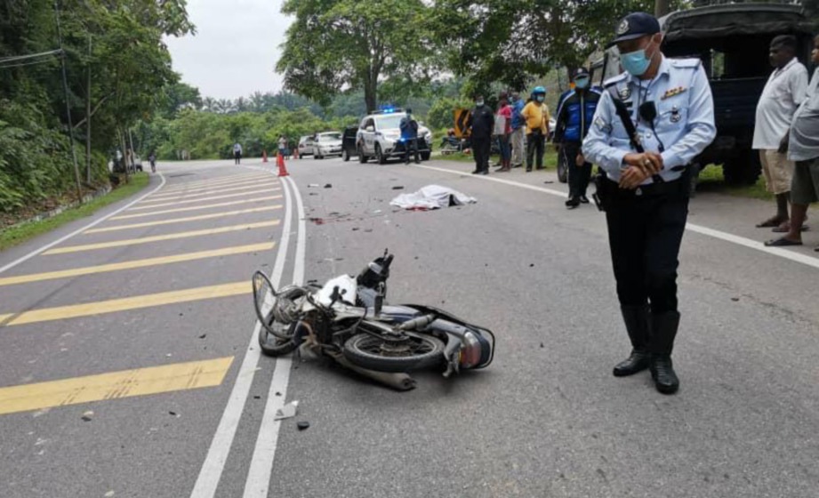 Lokasi kemalangan maut membabitkan penoreh getah di Jalan Garing, berhampiran simpang ke UTeM, Durian Tunggal, Alor Gajah. FOTO IHSAN PDRM