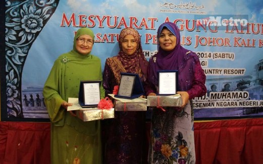 TIGA tokoh penulis PPJ (dari kiri) Hasimah, Zulaika dan Rohaida bersama anugerah masing-masing.