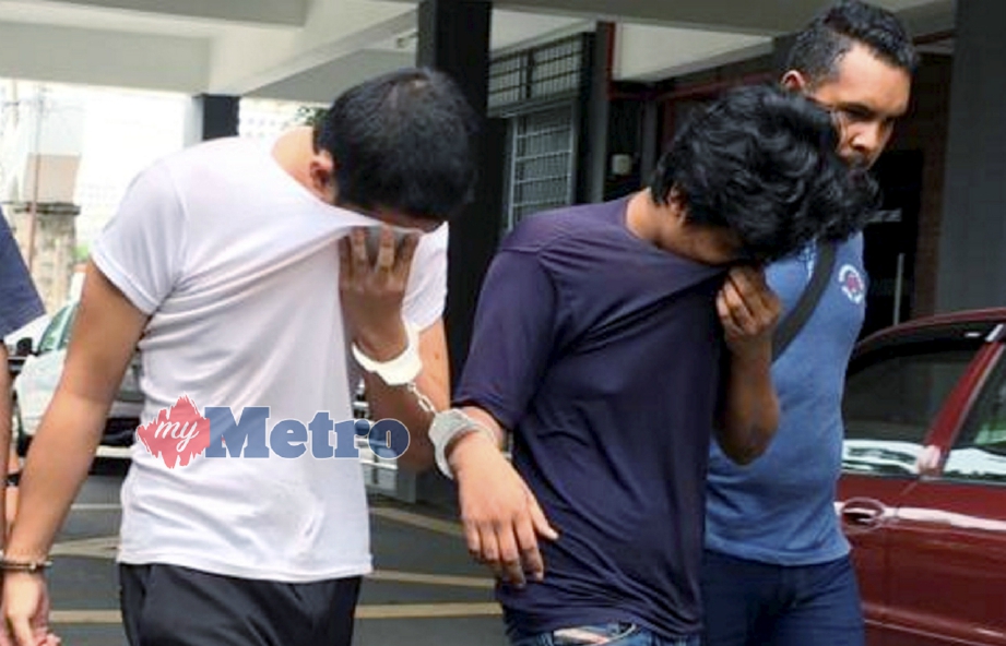 MOHD Kasmuri dan Izulhelmie dihadapkan ke Mahkamah Sesyen, Kota Bharu, hari ini atas tuduhan melakukan rompakan menggunakan parang terhadap seorang lelaki di kedai makan di sebelah stesen minyak Machang pada 31 Januari lalu. FOTO Muhamaad Razis Ismail.