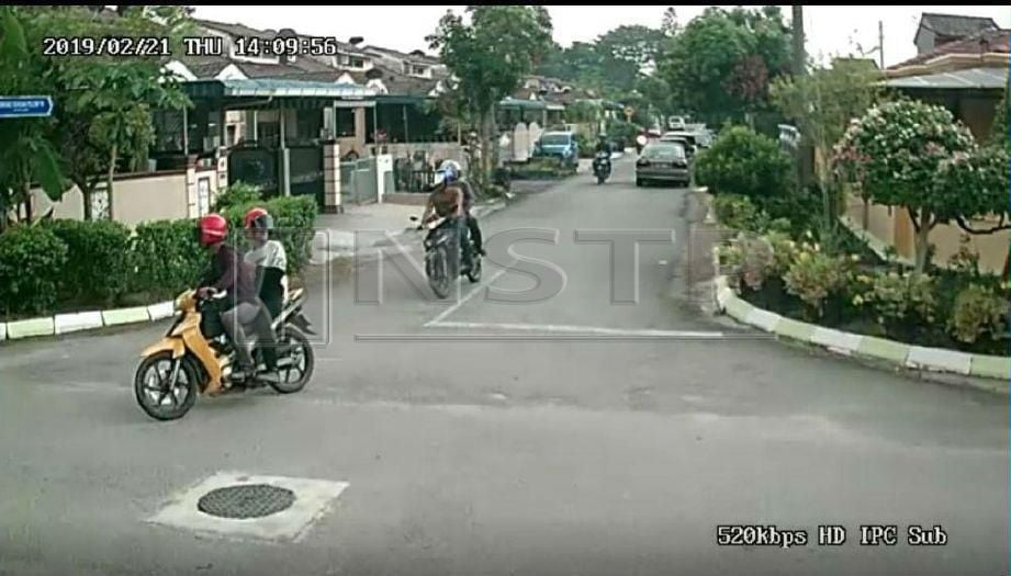 RAKAMAN CCTV menunjukkan penjenayah menaiki motosikal di Bukit Kuchai, Bandar Kinrara, Serdang, semalam. FOTO media sosial
