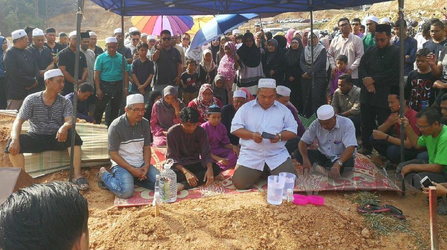 AHLI keluarga dan kenalan arwah memberi penghormatan terakhir semasa pengebumian jenazah di Tanah Perkuburan Islam Saujana Utama, Sungai Buloh. FOTO NSTP
