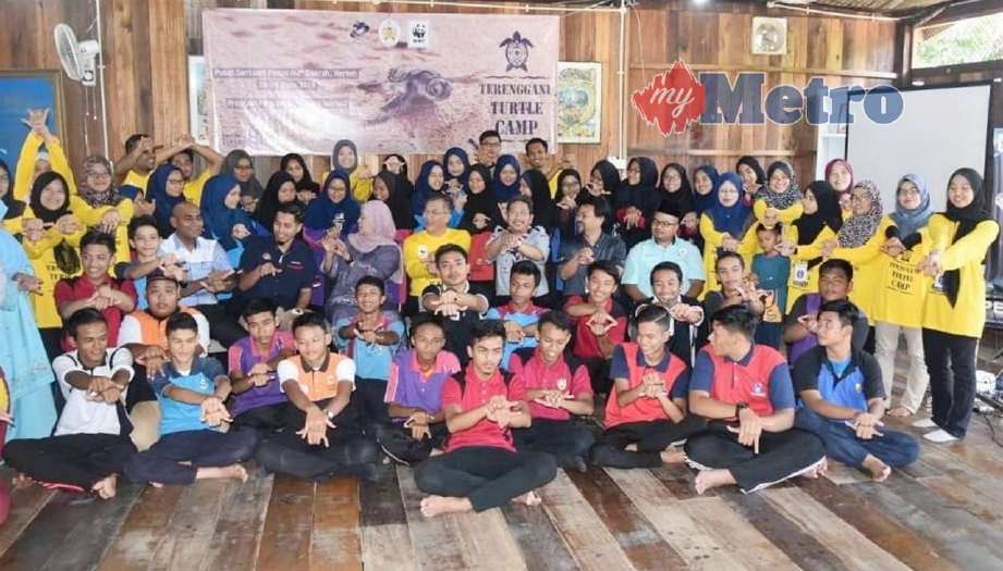 PELAJAR dan guru bergambar selepas menyertai Program Terengganu Turtle Camp 2018 di Pantai Ma’ Daerah, dekat Chukai, hari ini. FOTO Rosli Ilham.