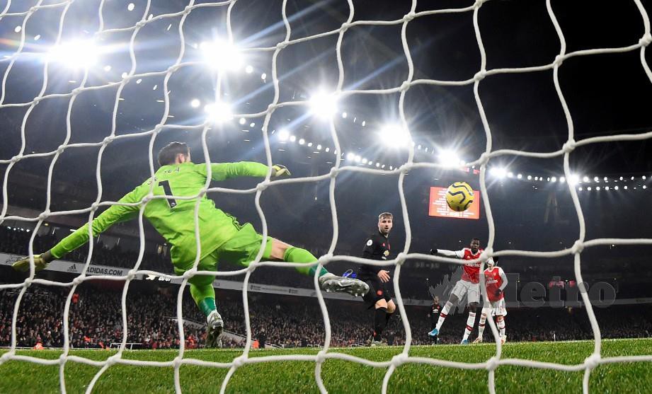 PEPE (dua kanan) menjaringkan gol pertama Gunners di Emirates. — FOTO Reuters