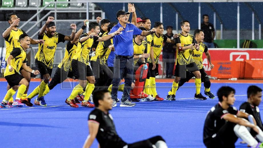 Pasukan Perak meraikan kemenangan  menewaskan Terengganu dengan 5-3 pada. FOTO HAFIZ SOHAIMI