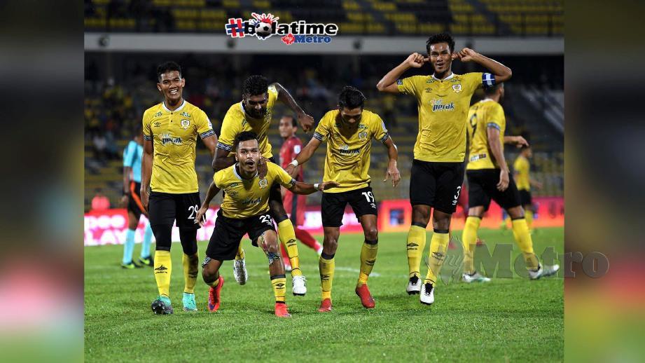 Nazirul (depan) meraikan gol jaringannya ketika bertemu pasukan Negeri Sembilan. FOTO BERNAMA 