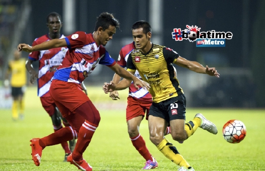Pemain Perak, Nurridzuan (kanan) cuba melepasi pemain Kuala Lumpur pada perlawanan Piala FA kedua di Stadium Majlis Perbandaran Selayang. FOTO BERNAMA