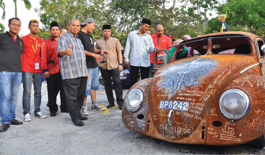 KHAIRUL Ilhami (dua kiri) bersama barisan VVIP teruja melihat keunikan kereta dipamerkan.