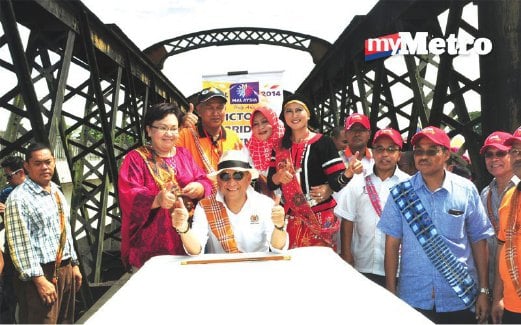 NAZRI menunjukkan isyarat bagus di atas Victoria Bridge, Seberang Karai Kuala Kangsar, Perak sempena majlis Pelancaran Victoria Bridge Green Day 1Malaysia Green 1Malaysia Clean, tahun lalu.