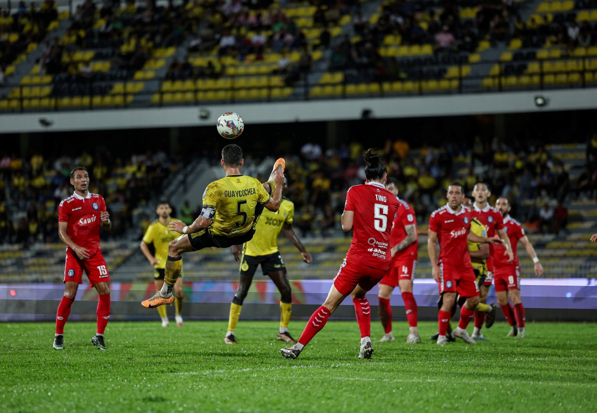 PEMAIN Perak FC, Luciano Guaycochea (dua, kiri) menendang bola ke arah gawang gol pasukan Sabah FC dalam saingan Liga Super Malaysia 2023 di Stadium Perak. -FOTO Bernama